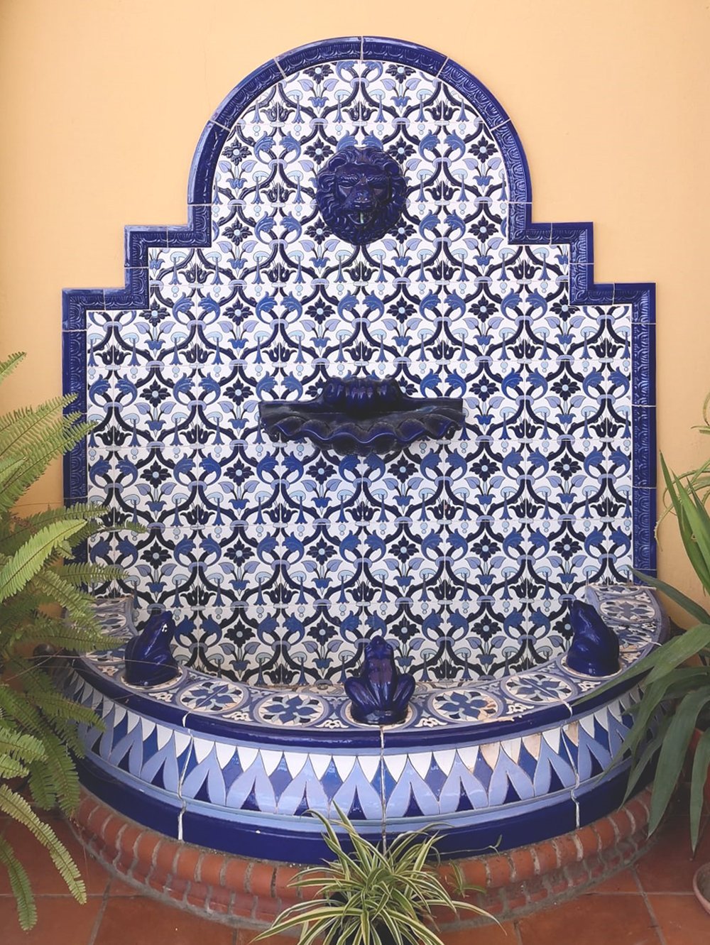 Fuente de cerámica modelo FT4N pintada a mano por Cerámica Campos