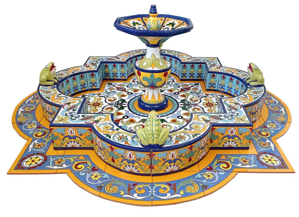 Fuente-de-cerámica-FT1-170-cm.2 Fuente de cerámica pintada a mano por Cerámica Campos. Ideal para jardines y patios. Fuente con ranas y surtidor central. Altura 58 cm. Diámetro máximo 170 cm.