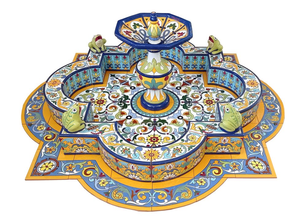 Fuente-de-cerámica-FT1-170-cm.4 Fuente de cerámica pintada a mano por Cerámica Campos. Ideal para jardines y patios. Fuente con ranas y surtidor central. Altura 58 cm. Diámetro máximo 170 cm.