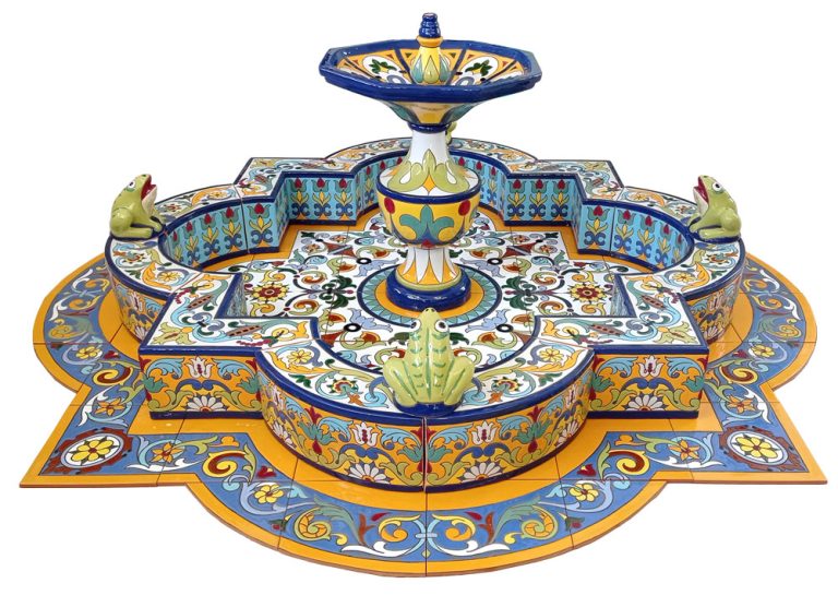 Fuente de cerámica pintada a mano por Cerámica Campos. Ideal para jardines y patios. Fuente con ranas y surtidor central. Altura 58 cm. Diámetro máximo 170 cm.