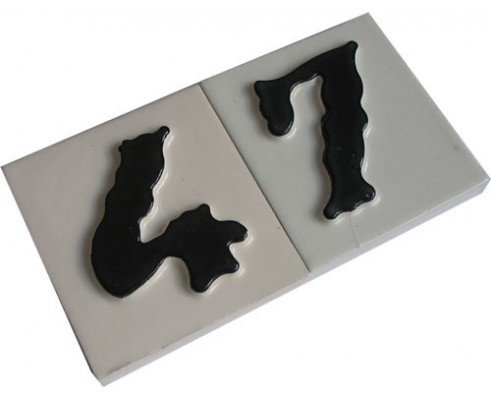 Número de cerámica, pintada a mano, de 7 x 7,5 cm. serie Clásica Mini, ideal para numeración de viviendas o similar en espacios pequeños. Disponibles todos los números y la pieza "Nº"