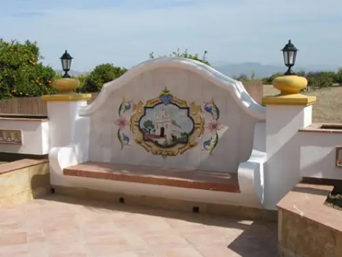 Banco de jardín decorado con azulejos pintados a mano por Cerámica Campos