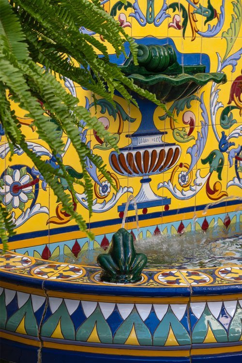 Fuente-de-cerámica-pintada-a-mano-para-decoración-de-jardín