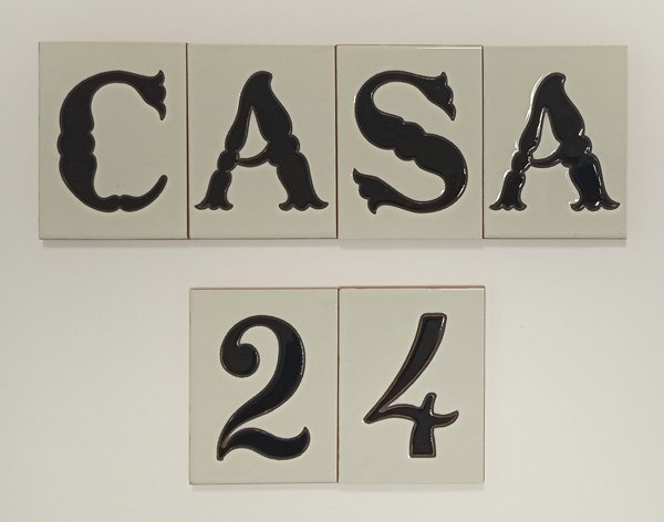 Letras-Serie-Triana-7,5x10-cm. Letras y números de cerámica. Pintadas a mano. Modelo Triana de 7,5 x 10 cm.