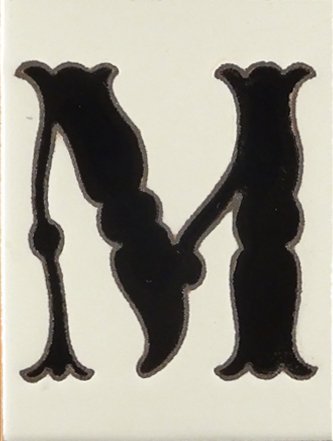 M Letras y números de cerámica. Pintadas a mano. Modelo Triana de 7,5 x 10 cm.