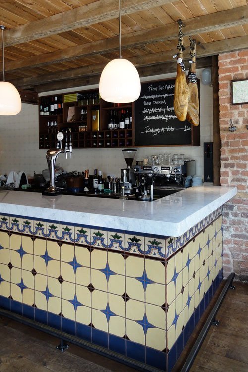 Mostrador-de-restaurante-decorado-con-azulejos-rústicos-de-Cerámica-Campos