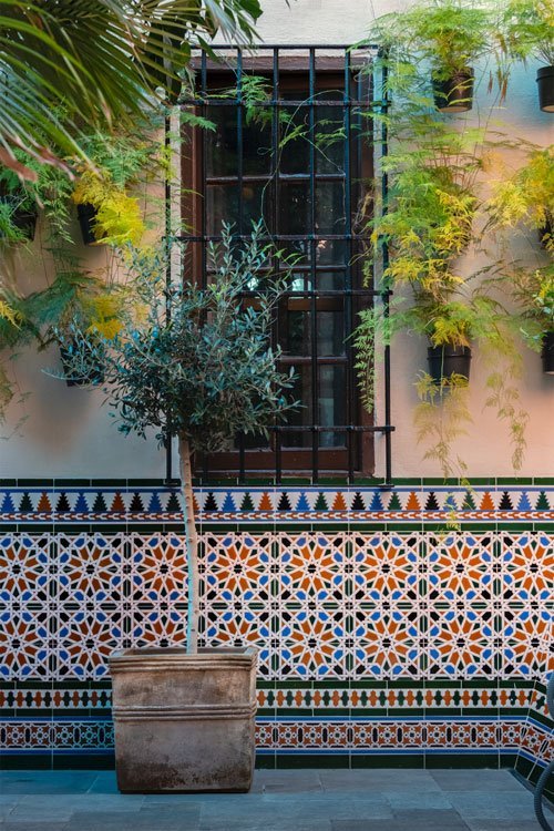 Zócalo-de-azulejos-de-estilo-árabe-pintados-a-mano-por-Cerámica-Campos