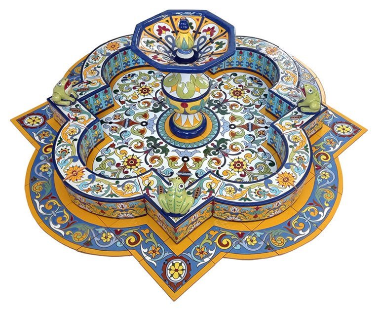 Fuente de cerámica pintada a mano por Cerámica Campos. Ideal para jardines y patios. Fuente con ranas y surtidor central. Altura 58 cm. Diámetro máximo 170 cm.